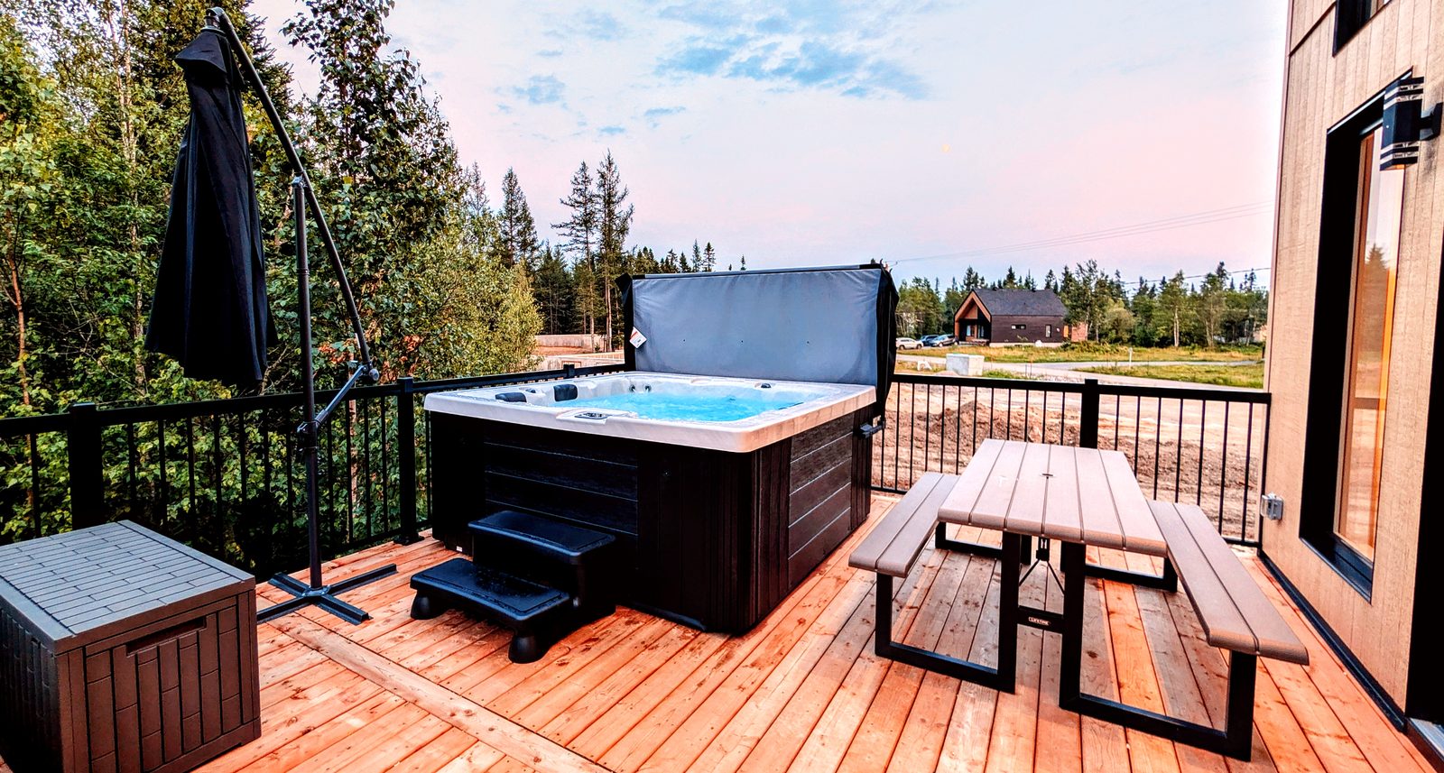 Patio avec spa, BBQ et mobilier