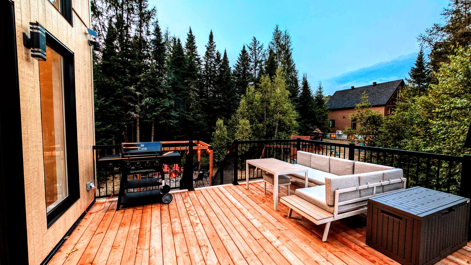 Patio avec spa, BBQ et mobilier