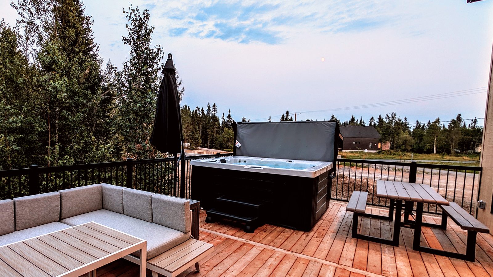 Patio avec spa, BBQ et mobilier
