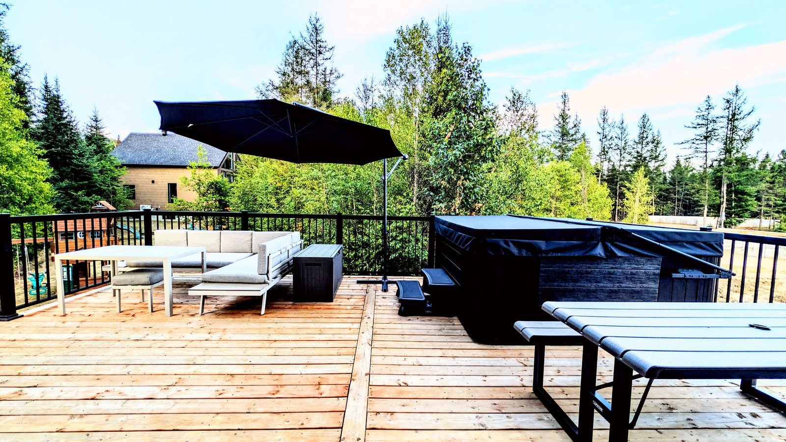 Patio avec spa, BBQ et mobilier