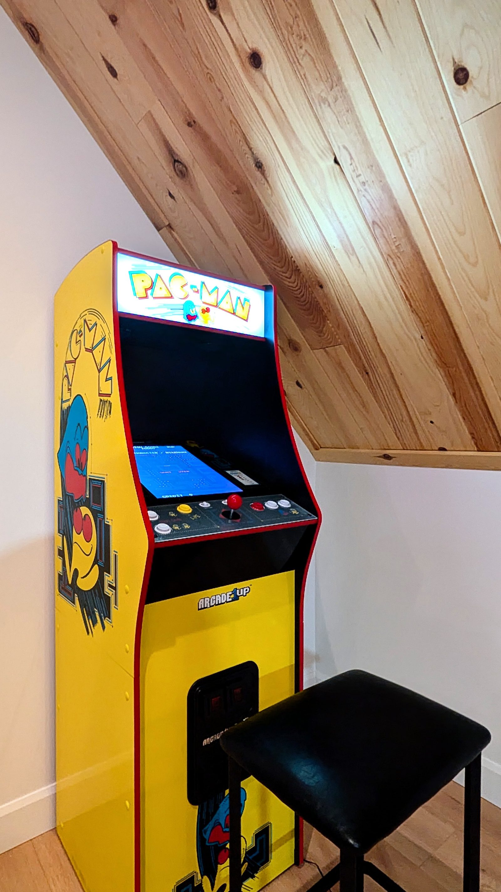 Salle de jeu / arcade — soir