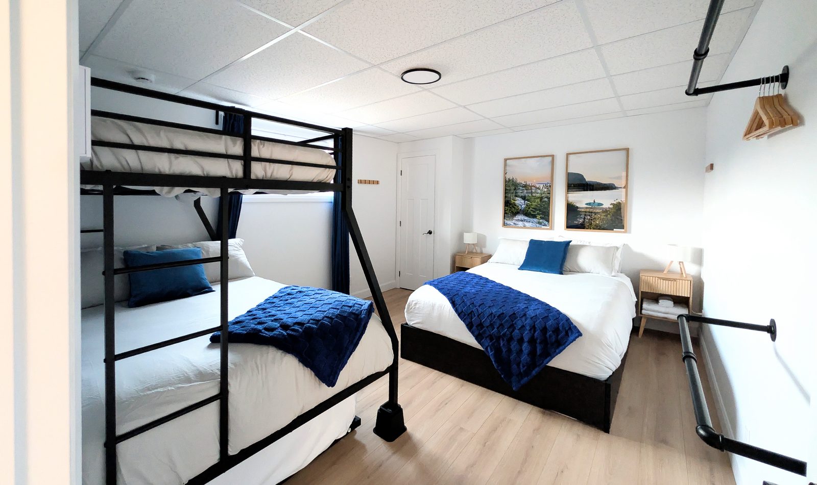 Chambre 3 — lit queen, lit double et 2 lits simples
