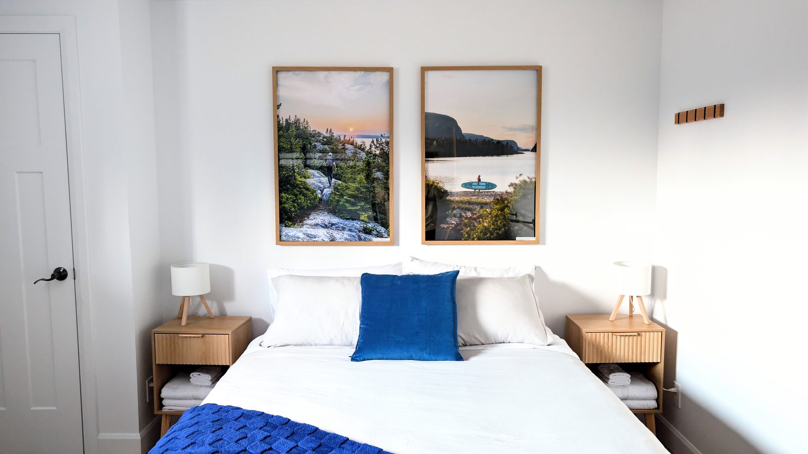 Chambre 3 — lit queen, lit double et 2 lits simples