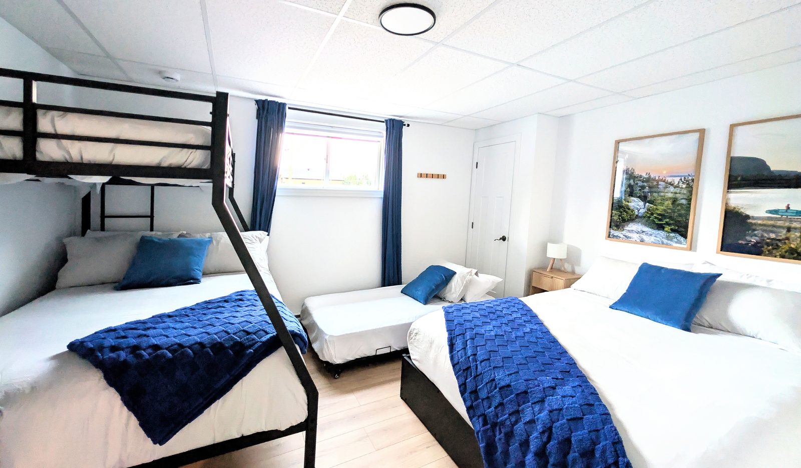 Chambre 3 — lit queen, lit double et 2 lits simples