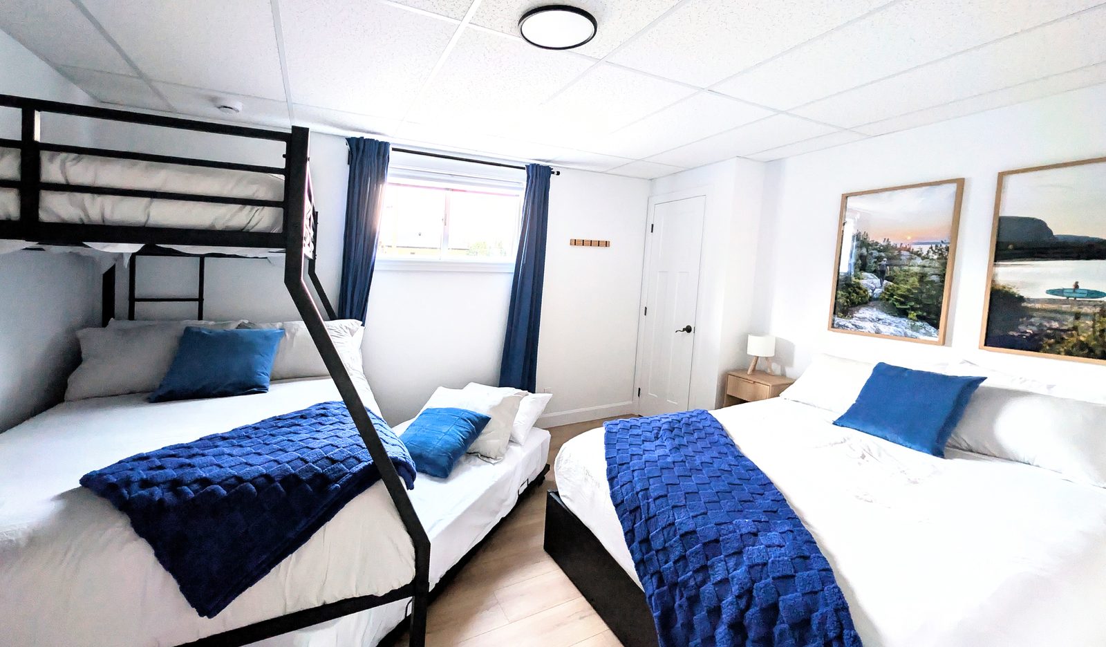 Chambre 3 — lit queen, lit double et 2 lits simples