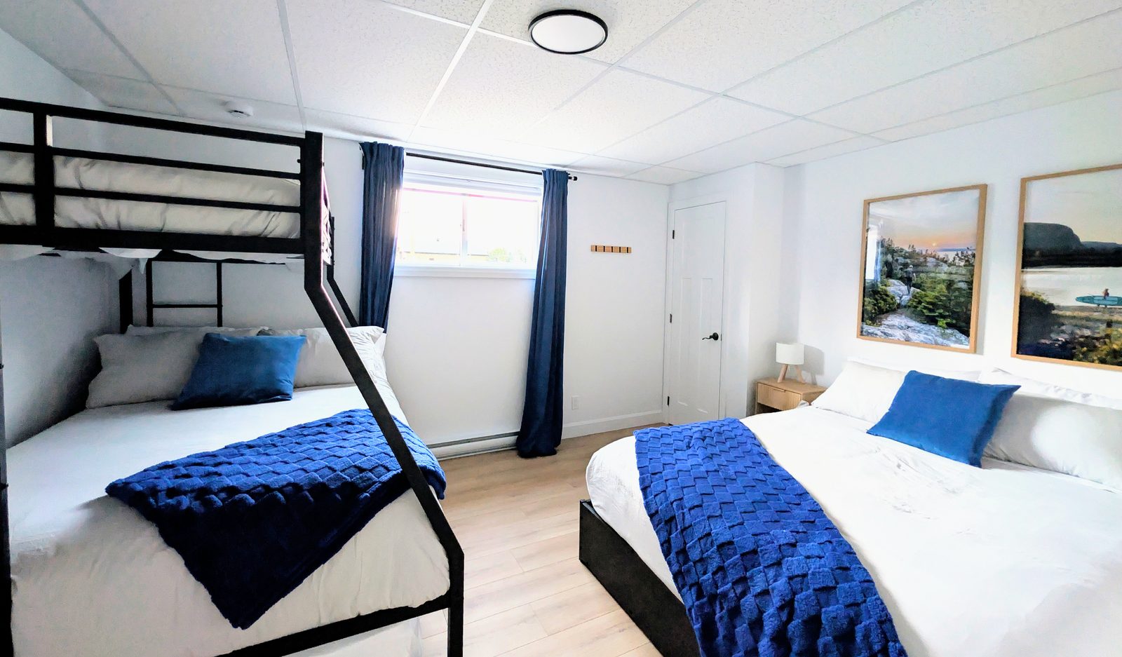 Chambre 3 — lit queen, lit double et 2 lits simples